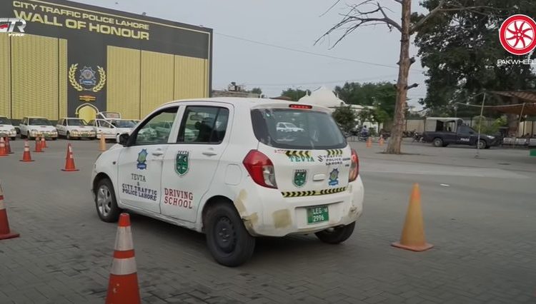 Traffic Police In Punjab Provide Advice For Passing Driving Test