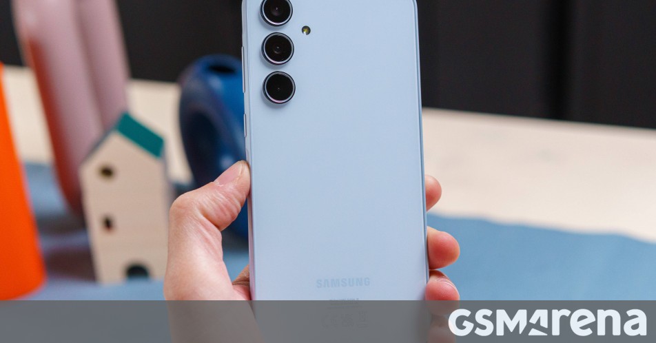 Video Shows Samsung Galaxy A35 Disassembled, Awarded High Reparability Rating